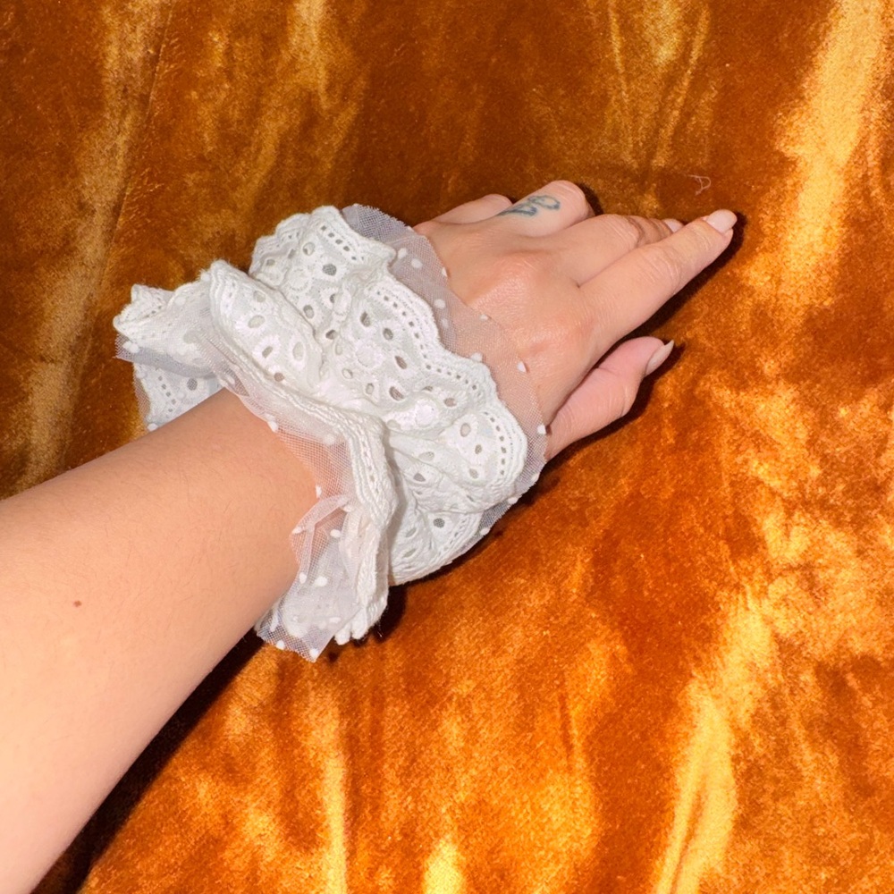 Kristin Ess- NIB White Eyelet & Swiss Dot Lace Oversized Scrunchie - Picture 2 of 10